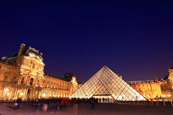 APR 16, Paris - Exposição de Verão no Museu do Louvre — Fotografia de Stock