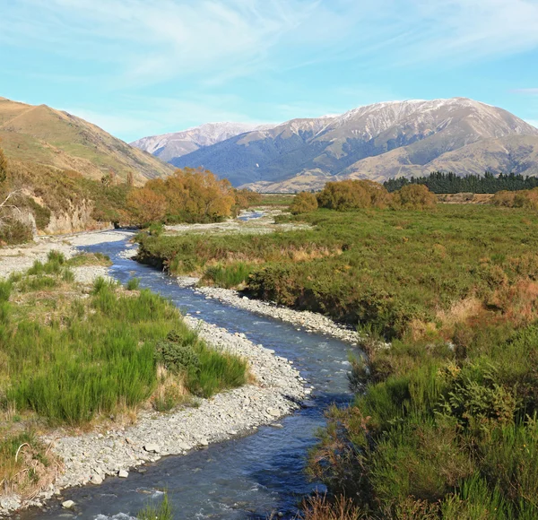 Křivka řeka do alpské hory Alpy na arthur's pass národní pa — Stock fotografie
