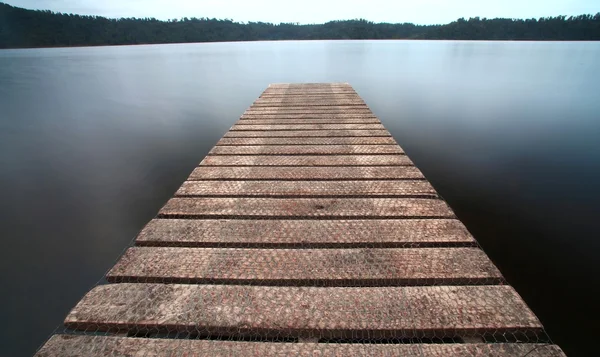 O velho cais de passarela do cais do lago — Fotografia de Stock