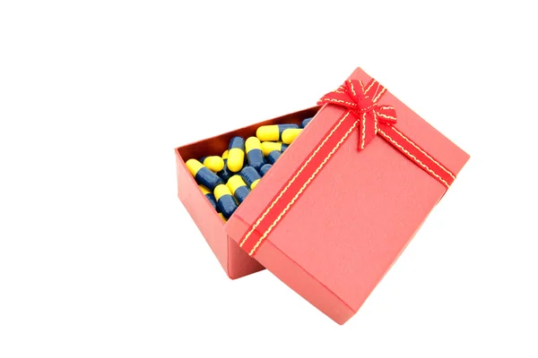 Conceitual da cápsula em caixa de presente vermelho — Fotografia de Stock