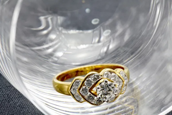 Wedding ring van de diamant van de luxe in glas — Stockfoto