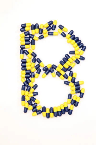 De brief b alfabet gemaakt van medische capsules — Stockfoto