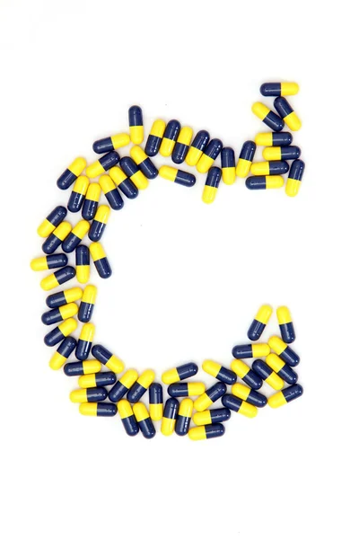 De letter c alfabet gemaakt van medische capsules — Stockfoto