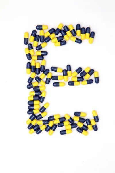 La letra E alfabeto hecho de cápsulas médicas — Foto de Stock