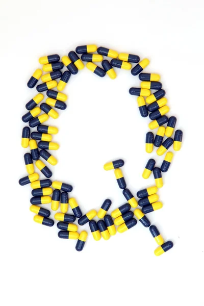 La letra Q alfabeto hecho de cápsulas médicas — Foto de Stock