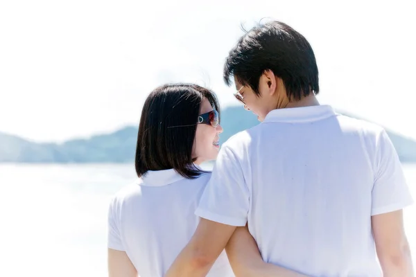 Zbliżenie romantyczne pary, siebie widząc oczy na plaży — Zdjęcie stockowe