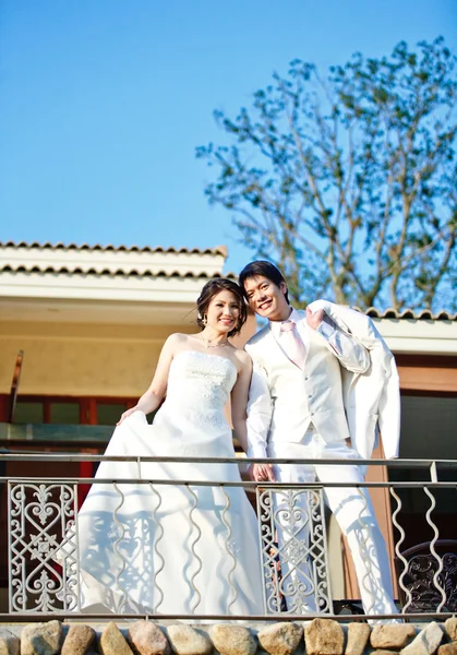 Portret van mooie bruid en bruidegom permanent over mediterrane b — Stockfoto