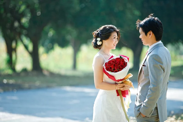 Romantiska bruden och brudgummen, varandra ser ögon — Stockfoto