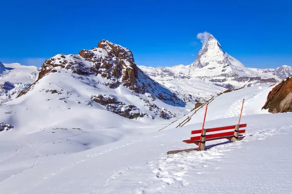 马特洪峰峰值碱性磷酸酶瑞士与红色的椅子 — 图库照片