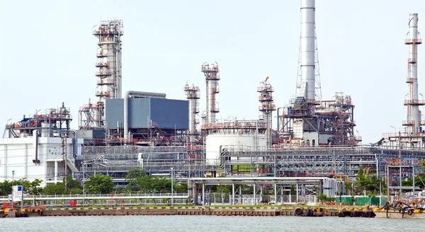 Panorama de l'usine de raffinage de pétrole — Photo