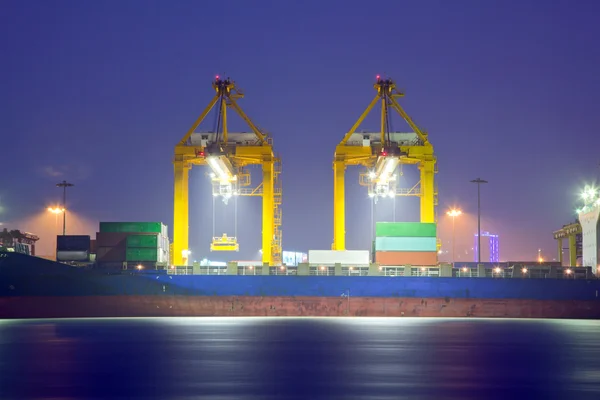 Gütercontainer auf Schiff verladen — Stockfoto