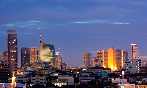 Bangkok şehir merkezinde alacakaranlıkta — Stok fotoğraf