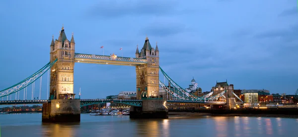 ロンドンのタワー ブリッジのパノラマ — ストック写真