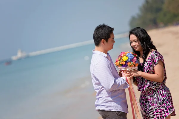 Dulces parejas citas en la playa — Foto de Stock