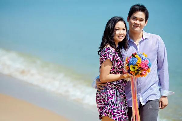 吸引情侣站在一起在海滩 — 图库照片