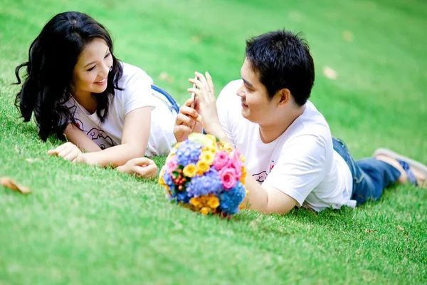 Young boy taking his girlfriend photo — Stock Photo, Image