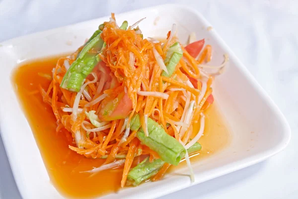 Горячая и пряная папайя и морковный салат — стоковое фото