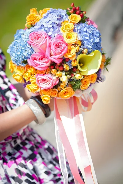Lindo buquê de flores segurado na mão — Fotografia de Stock