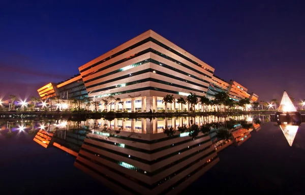 Landskap av regeringen komplex byggnad lyser i skymningen — Stockfoto