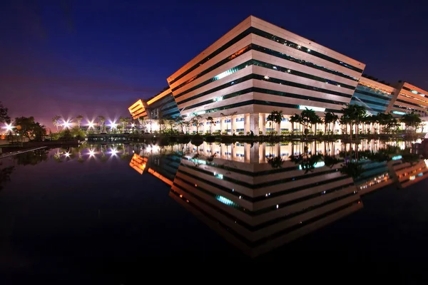 Landskap av regeringen komplex byggnad lyser i skymningen — Stockfoto