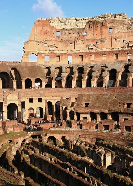 Koloseum z słoneczne niebo — Zdjęcie stockowe