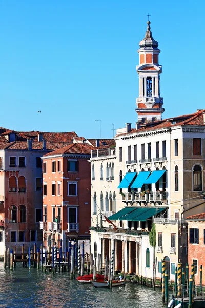 Klokkentoren in grand canal Venetië, Italië — Stockfoto
