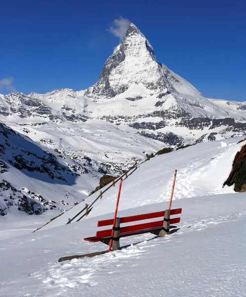 Roter Stuhl und Matterhorn, Logo aus Toblerone-Schokolade — Stockfoto