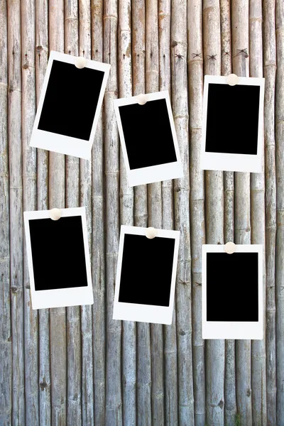 Sechs leere Polaroidrahmen auf Bambus-Hintergrund — Stockfoto