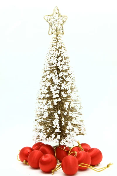 Isolado de árvore de pinho de Natal com ornamento bola vermelha — Fotografia de Stock