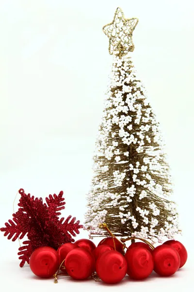 Isolerade jul tall träd med röda bollen prydnad och snowf — Stockfoto