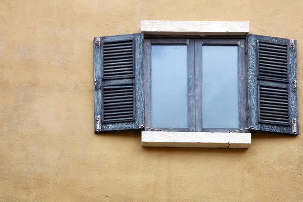 Apri finestre in legno — Foto Stock
