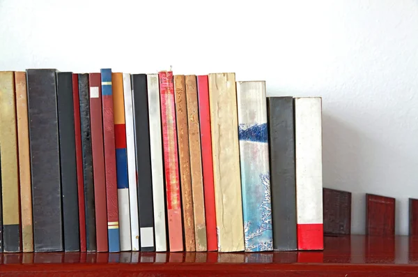 Books on wooden bookshelf — Stock Photo, Image