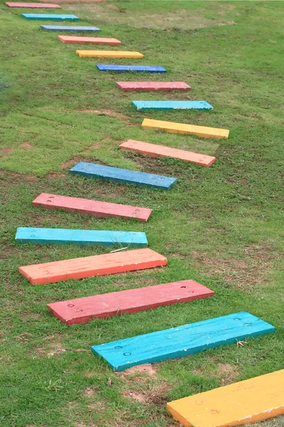 Kolorowy drewniany chodnik — Zdjęcie stockowe