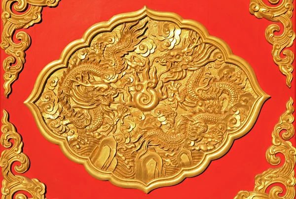 Detalhe da arte ornamental dourada na porta de madeira chinesa — Fotografia de Stock