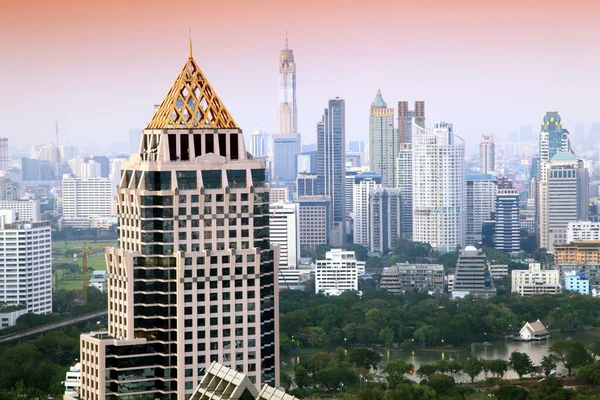 Wieczorem gród panoramę Bangkoku — Zdjęcie stockowe