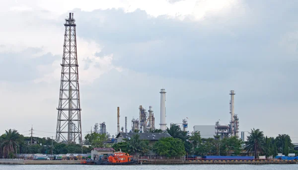 Torre de destilação de petróleo — Fotografia de Stock