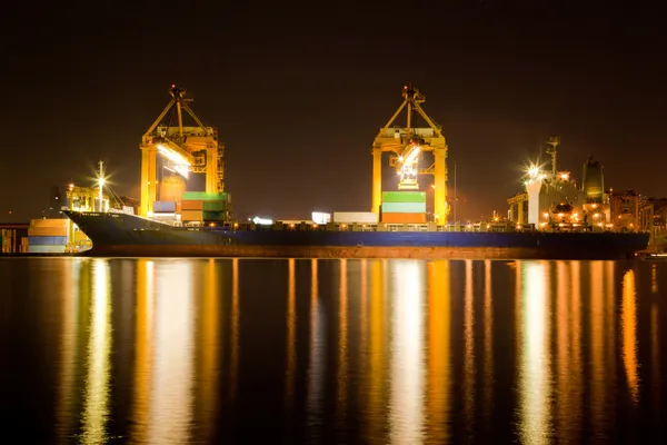 工业船舶在夜间交易 — 图库照片