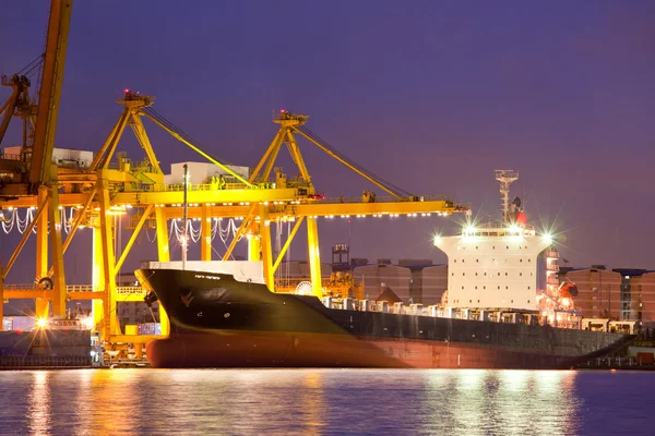Průmyslové loď na soumrak obchodování — Stock fotografie
