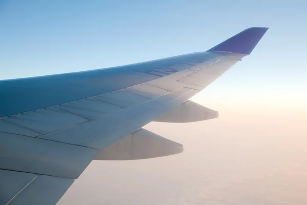 Východ slunce s křídlem letadla — Stock fotografie