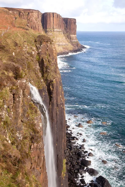 Kilt Rock Waterfall Skottland – stockfoto