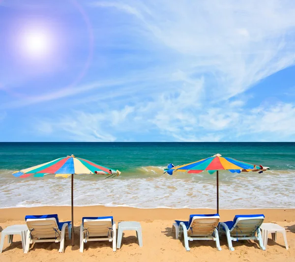 Plaj sandalye güneşli gökyüzü — Stok fotoğraf