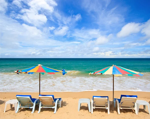夏季海滩椅美丽天空 — 图库照片