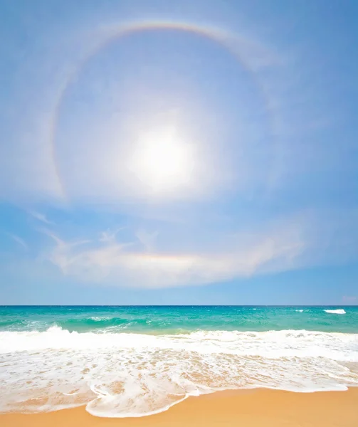 Rainbow ile plaj — Stok fotoğraf