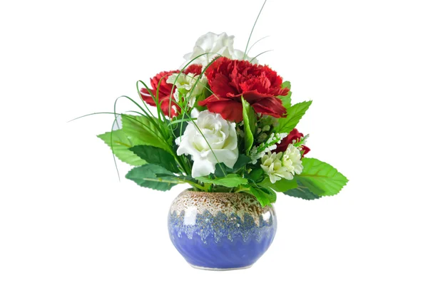 Isolado bonito buquê de rosas vermelhas e brancas em vaso azul — Fotografia de Stock