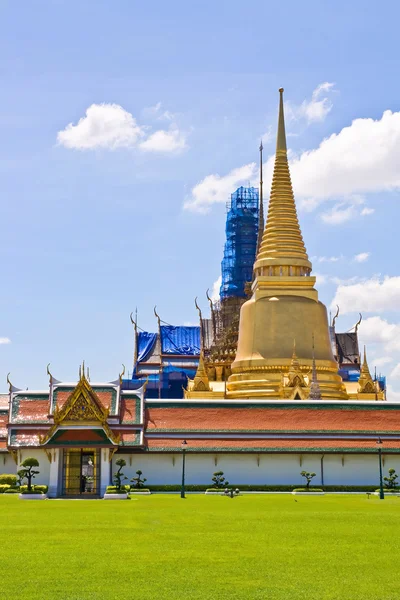 Pagoda de Oro en el Templo Wat Phra Keao en el Gran Palacio, Bangkok T —  Fotos de Stock