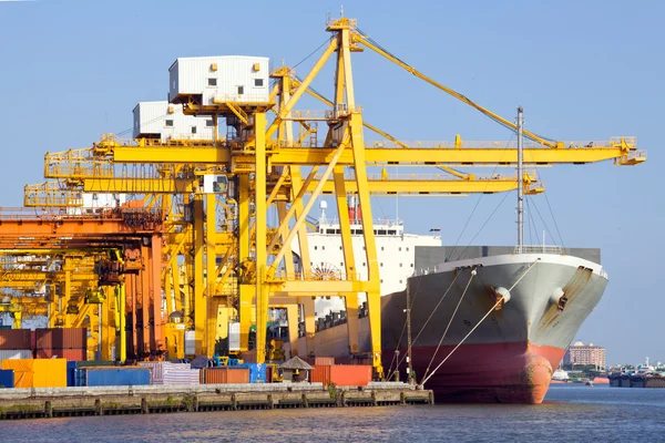 Průmyslová nákladní loď v přístavu — Stock fotografie