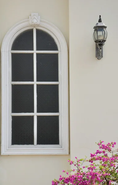 Белое окно на кремовой стене — стоковое фото