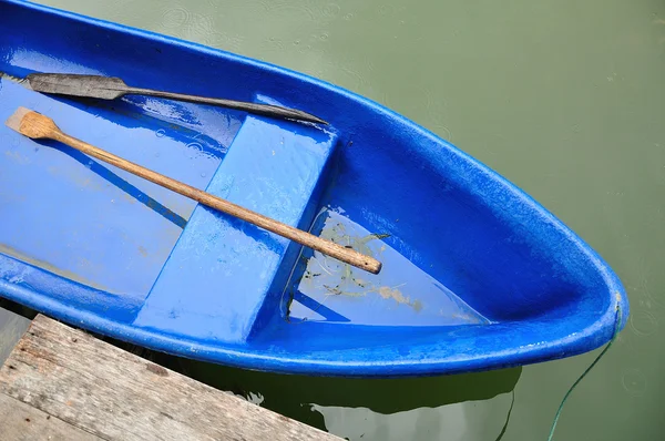 Голубая лодка на озере — стоковое фото