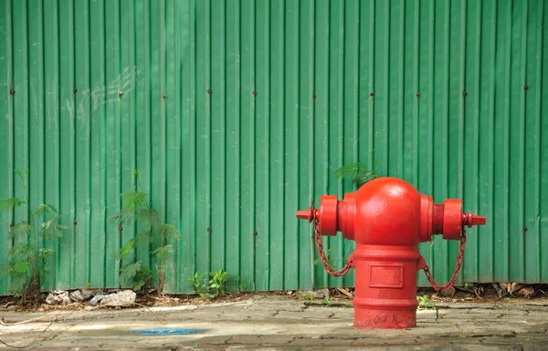 Пожежного гідранта червоний — стокове фото