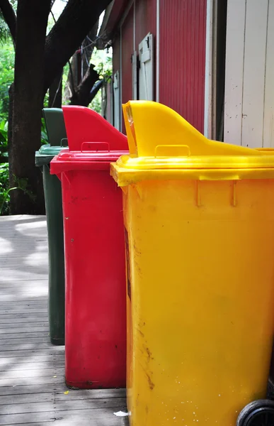 Genbrug skraldespande i forskellige farver - Stock-foto